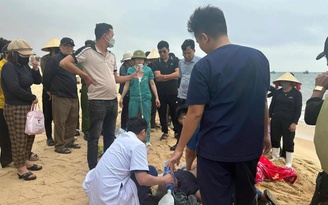 Dùng can nhựa bơi từ thuyền vào bờ, ngư dân 71 tuổi bị sóng cuốn, tử vong