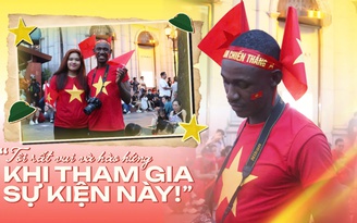 Khách quốc tế khoác áo cờ đỏ sao vàng xem diễu binh: ‘vì tôi yêu Việt Nam’