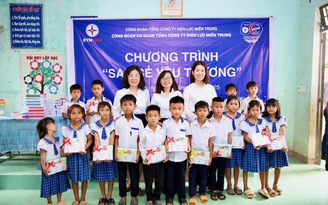 Ngành điện lực san sẻ yêu thương với học sinh vùng cao
