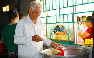 Chuyện tử tế: Cựu chiến binh 25 năm nấu ăn từ thiện