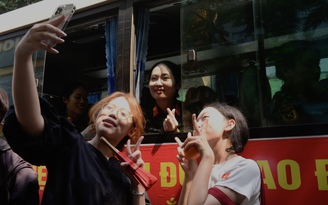 Sau diễu binh 30.4: Các nữ chiến sĩ xinh đẹp bịn rịn chia tay người dân