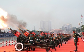 Bắn đại bác ở TP.HCM chào mừng 50 năm đất nước thống nhất