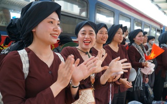 Nữ dân quân miền Bắc nổi trội với áo bà ba tại ga Biên Hòa