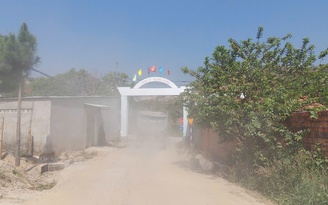 Từ đơn thư bạn đọc: Xe chở cát làm khổ người dân