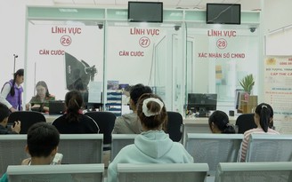 Công an Lâm Đồng làm việc xuyên lễ cấp căn cước cho người dân ở xa về