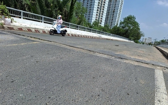 Sụp lún mố cầu, gây nguy hiểm