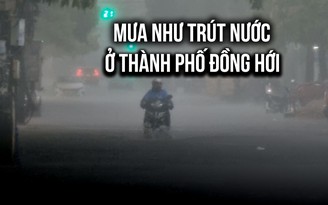 Mưa như trút ở Đồng Hới: Người dân 'chịu trận' lội nước từ sáng sớm