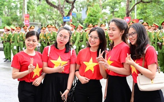 Biển người đội mưa theo dõi diễu hành mừng 70 năm giải phóng Hải Phòng