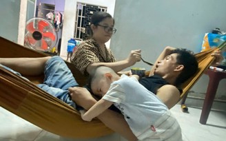 Công nhân nghèo bị bệnh không tiền chữa trị