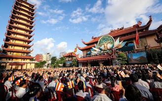 Sáng nay đại lễ Phật đản tại Việt Nam Quốc Tự: Sống chánh niệm, nuôi dưỡng từ bi