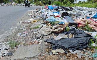 Những bãi rác ngổn ngang trên đường
