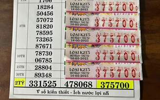 Hai người hàng xóm trúng 5 tờ vé số độc đắc, nhận tiền mặt gửi ngân hàng