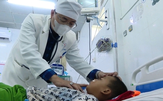 4 trẻ em ăn nhầm mì tôm có tẩm thuốc diệt chuột dùng bẫy chuột