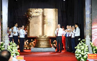 Tổng Bí thư Tô Lâm tặng tác phẩm 'Việt Nam - những trang sử vàng' cho Khu di tích Kim Liên