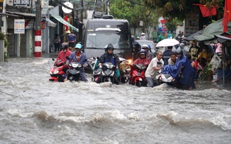 Dự báo thời tiết TP.HCM mưa lớn chiều tối: Vì sao nơi ngập nặng, nơi 'bình yên'?