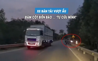 Vượt ẩu bất thành, xe bán tải tông gãy cột biển báo... 'tự cứu mình'