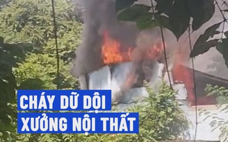 Cháy dữ dội, lửa bao trùm xưởng nội thất ở Hóc Môn