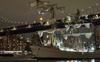 Tàu Hải quân Mexico tông vào cầu Brooklyn ở New York, hàng chục người bị thương