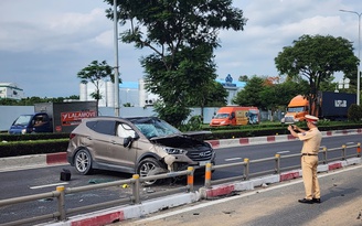 Tai nạn trong Khu Công nghệ cao TP.HCM, ô tô 7 chỗ hư hỏng nặng 