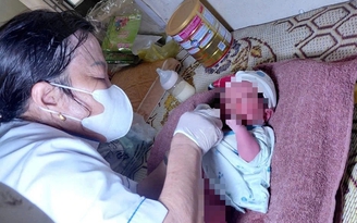 Bé trai sơ sinh còn nguyên dây rốn bị bỏ lại trong túi nilon