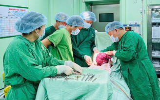 Hơn 2 giờ căng thẳng cắt bỏ khối u xơ tử cung 'khủng' nặng 3,5 kg