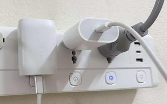 Có nên rút phích cắm bộ sạc khi không sử dụng?