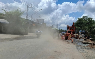 Đường bong tróc, bụi bặm