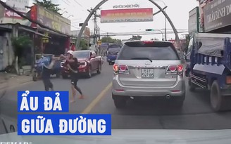 Dừng xe máy giữa đường, cự cãi rồi ẩu đả gây náo loạn