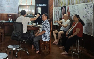 Đoàn kiểm tra bị 'nhốt' khi kiểm tra cơ sở chữa bệnh bằng nước