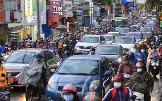 Bị xe máy 'bủa vây' lúc tan sở, làm sao tránh bị va quẹt?