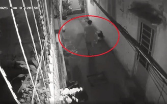 TP.HCM: Phát hiện thi thể phụ nữ quấn trong tấm chăn ngoài đường