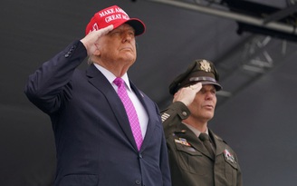 Ông Trump: 'Mỹ muốn sản xuất xe tăng, không phải áo thun'