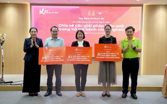 Trao tặng 60 thẻ bảo hiểm y tế cho bệnh nhân nghèo
