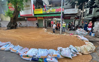 'Suối bùn' lại phun trào khi thi công hầm ngầm tàu metro Nhổn - ga Hà Nội