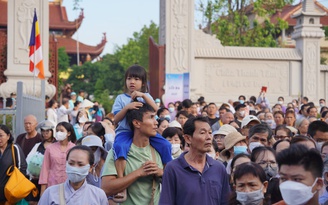 Hàng dài người xếp hàng chờ chiêm bái xá lợi Phật ở chùa Thanh Tâm