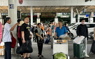 Sân bay Tân Sơn Nhất nhộn nhịp hành khách trở lại TP.HCM sau kỳ nghỉ lễ