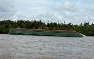 TP.HCM: 1 người mất tích, 900 tấn đá rơi xuống sông sau tai nạn đường thủy 