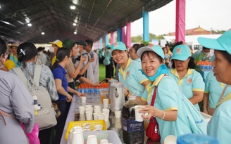 Vesak 2025: Bếp ăn 'khổng lồ' quy tụ 1.200 tình nguyện viên, phục vụ người dân miễn phí