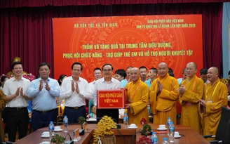 Vesak 2025: Bộ Dân tộc và Tôn giáo cùng Giáo hội Phật giáo Việt Nam tặng quà trẻ khuyết tật