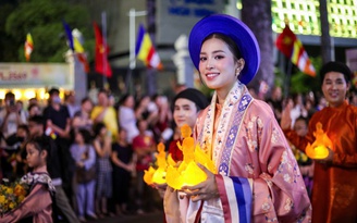 Phật đản 2025: 'Biển người' tham gia lễ rước Phật từ tổ đình Ấn Quang về Việt Nam Quốc Tự
