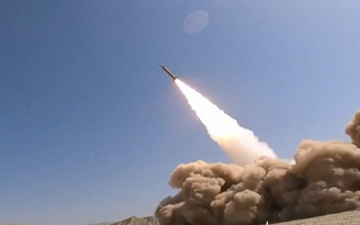 Iran công bố tên lửa đạn đạo mới, gửi thông điệp tới Mỹ