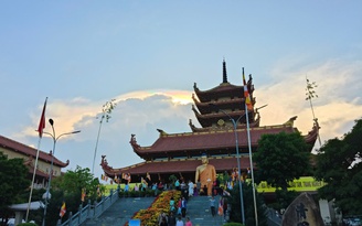 Chiêm bái xá lợi Phật: Dòng người mừng Vesak 2025, tràn ngập nguồn năng lượng từ bi