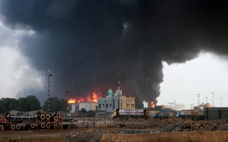 Israel đáp trả Houthi, tấn công cảng Hodeidah tại Yemen