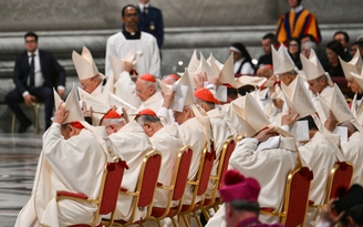 Toàn bộ 133 hồng y bầu giáo hoàng mới tề tựu, Vatican cắt sóng điện thoại