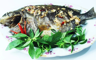Món ngon Bình Định: Thơm phức cá dìa nướng mọi