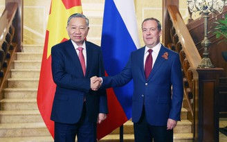 Tổng Bí thư Tô Lâm hội kiến Chủ tịch Đảng Nước Nga Thống nhất Dmitry Medvedev