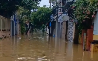 Mưa lụt bất thường nhấn chìm nhiều tuyến đường ở Huế giữa ngày nắng hạ