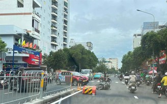 Tông xe, ô tô xoay vòng 180 độ trúng người đi đường