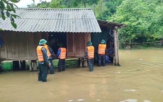 Quảng Bình: Di dời khẩn cấp 10 hộ dân khỏi khu vực cô lập do mưa lũ