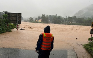 Mưa lớn, nước tràn đường Hồ Chí Minh, đồng ruộng ở Quảng Bình, Quảng Trị ngập úng